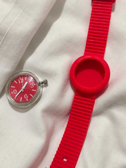 Relógio avon
Pulseira borracha vermelha