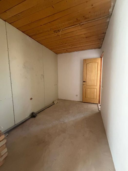 Продам цегляний 2 поверховий  будинок  в  селі  Оженин біля Острога.