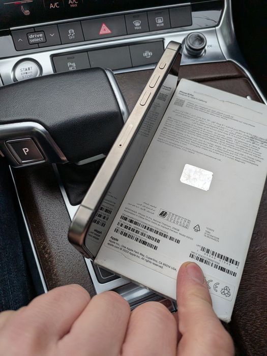 iPhone 15 pro 256 natural titanium