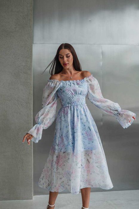 Сукня нереальної краси в квітковий принт в довжині міді