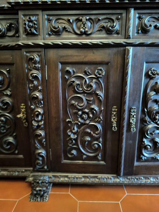 Mobilia antiga trabalhada para sala