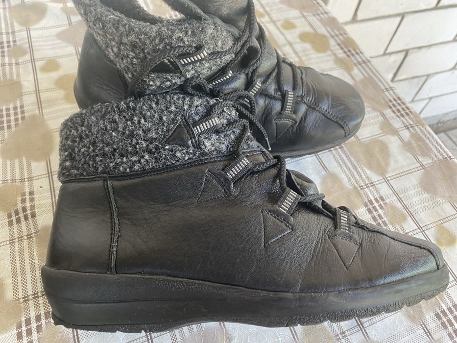 Жіночі чобітки зі шкіри в ідеальному стані