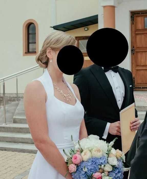 Biała gładka klasyczna suknia ślubna