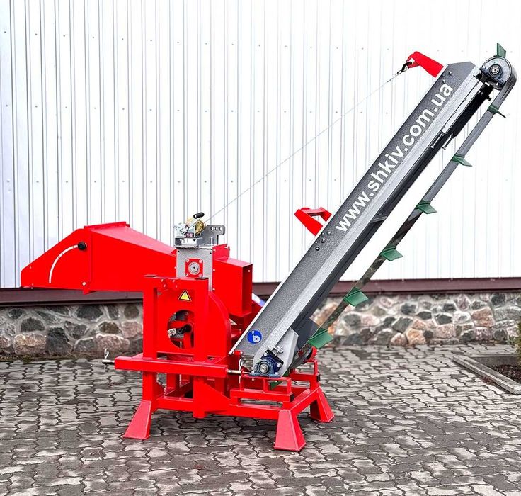 Подрібнювач гілок до трактора 2В-120ТК з конвейерною стрічкою 2м