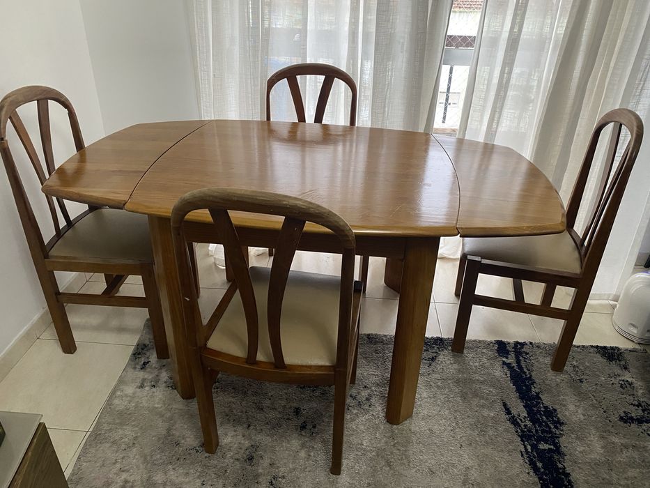 Mesa de Jantar Extensível + 4 Cadeiras (Madeira)