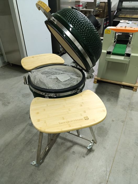 Керамічний гриль на вугіллі. Гриль. Барбекю. BBQ