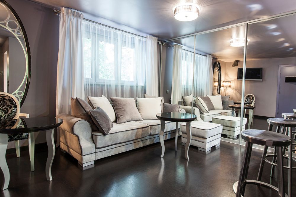 Kanapa ORLANDO z funkcją spania wykończona gwoździami ozdobnymi !!!