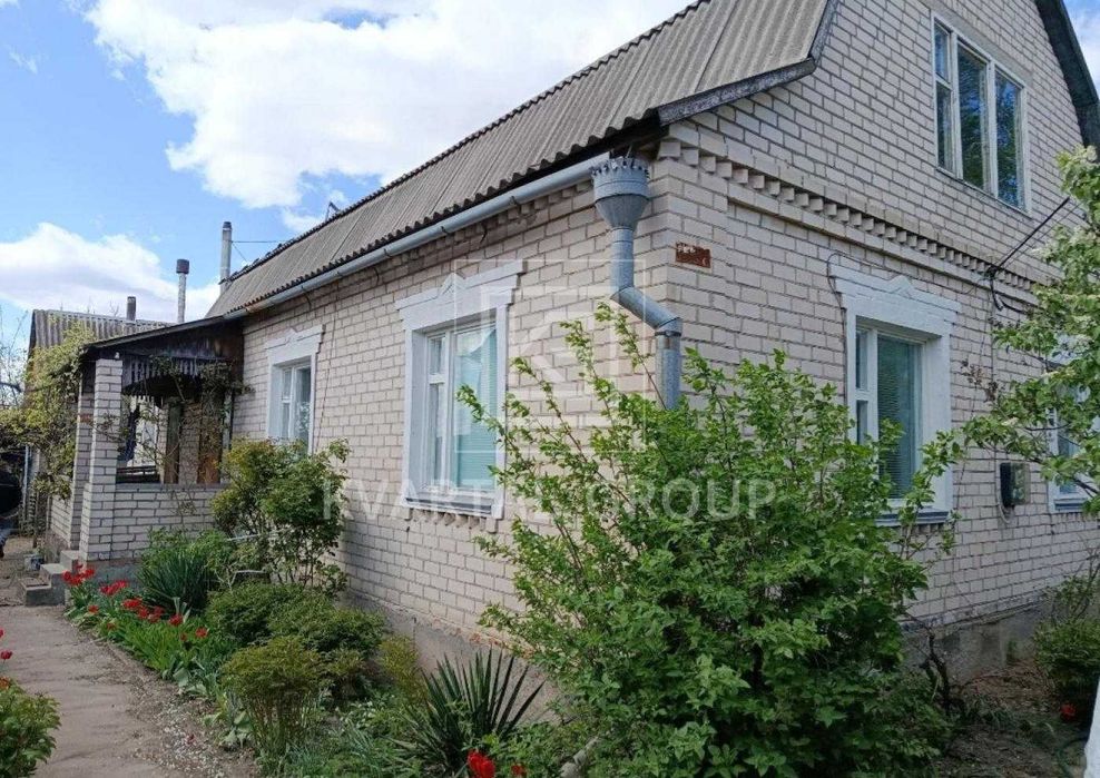 Продаж двоповерхового будинку з ремонтом на 19 сотках землі. Без комісії.