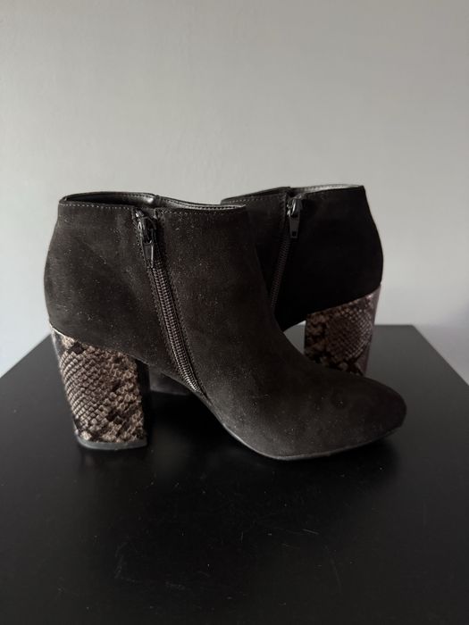 Buty na obcasie ze wzorem