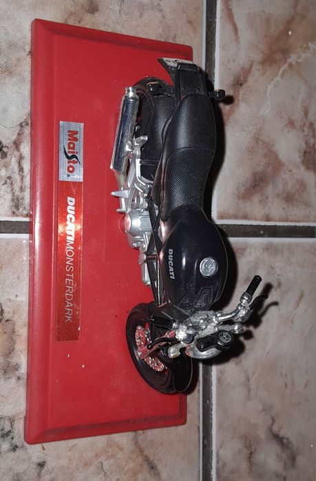 Motas miniatura e bicicletas