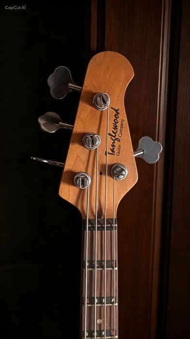 Baixo 4 cordas Tanglewood stringray..