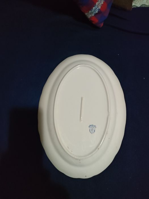 Travessa antiga cavalinho com símbolo  brasão com duas falhas pequenas