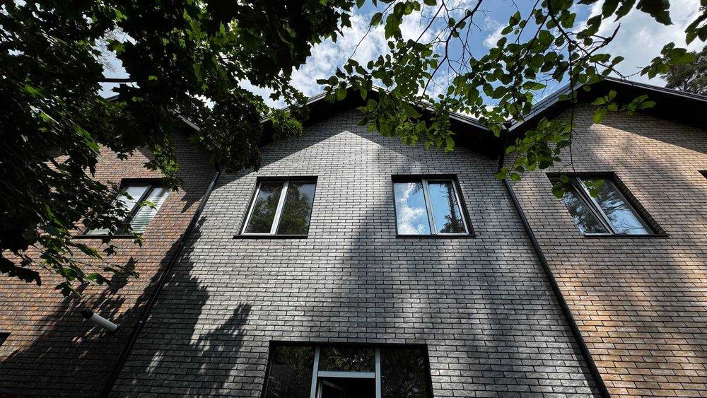 Лісова Буча, двоповерховий таунхаус в оточенні сосен, з документами