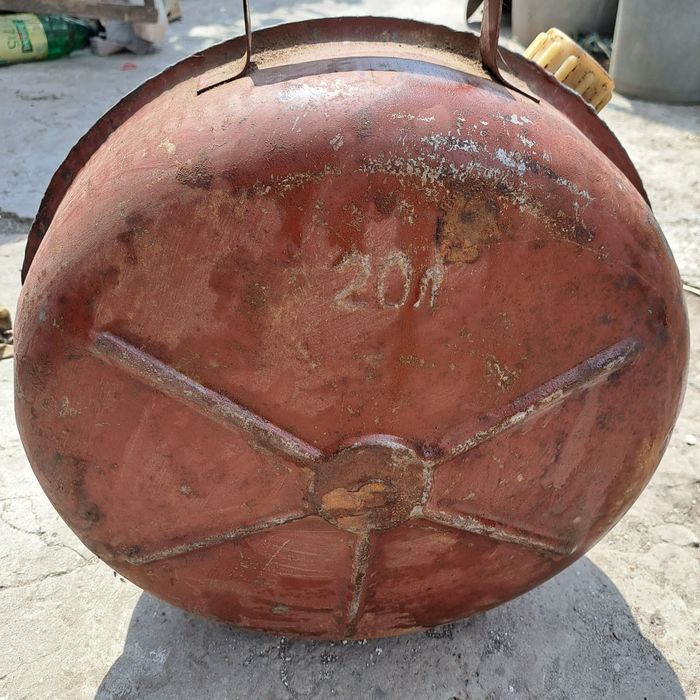 Продам канистру 20 литров