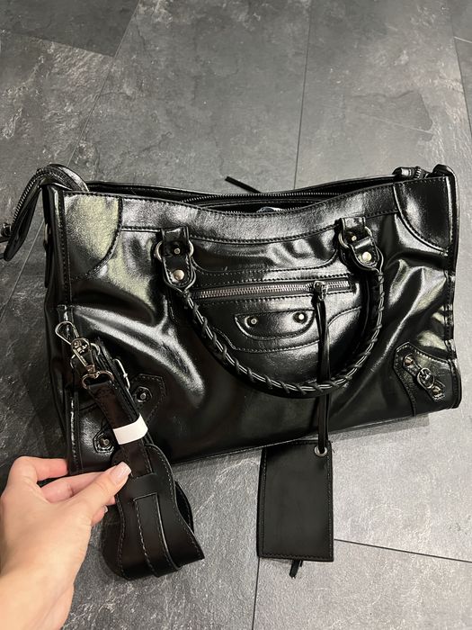 під balenciaga city bag dark