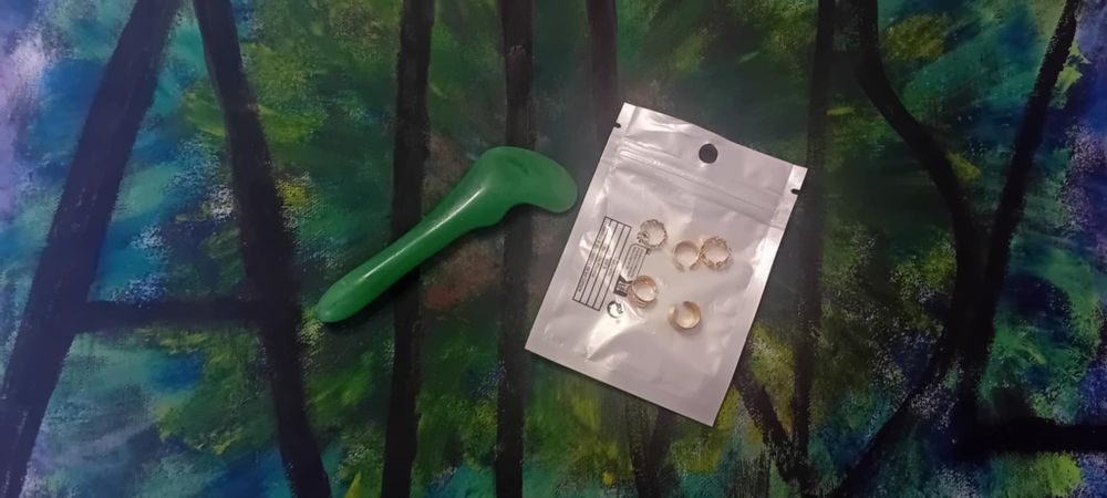 Kamień do masażu i kolczyki nakładane na uszy