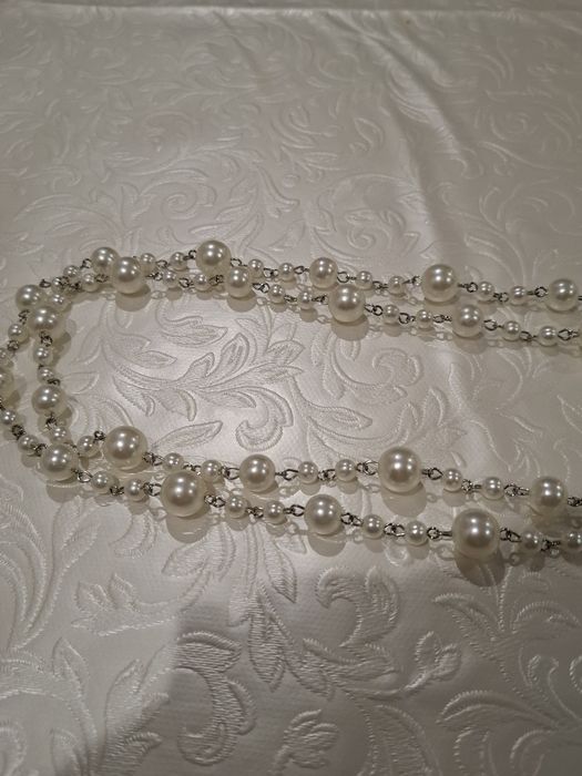 Colar comprido com pérolas, novo.

- Design elegante com pérolas.
- Corrente prateada.