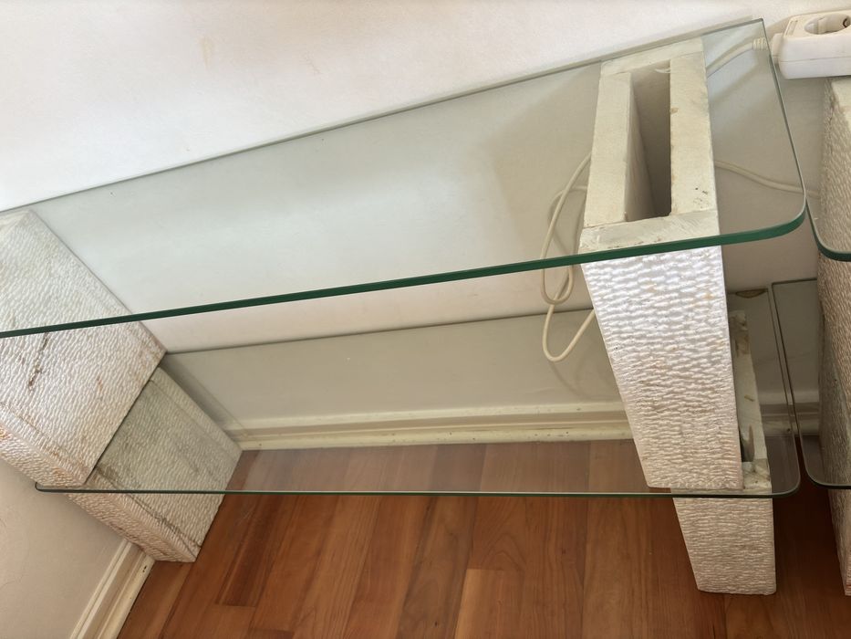 Prateleiras de vidro em pedra