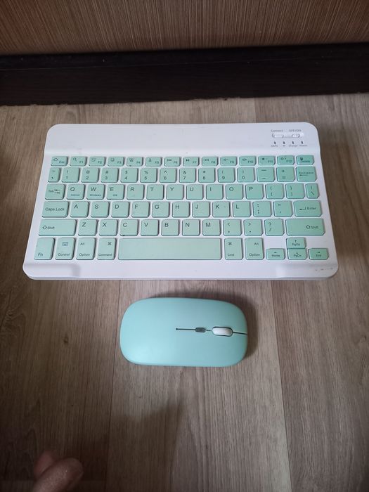 Безпроводная блютуз клавиатура + мышка.
