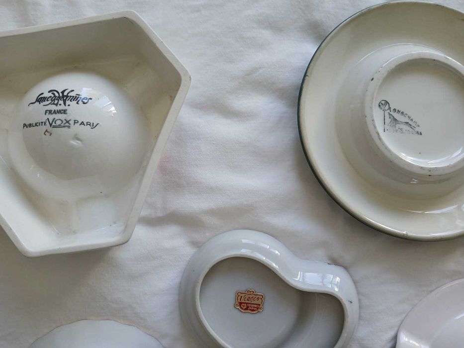 8 cinzeiros antigos e 1 paliteiro, a partir de