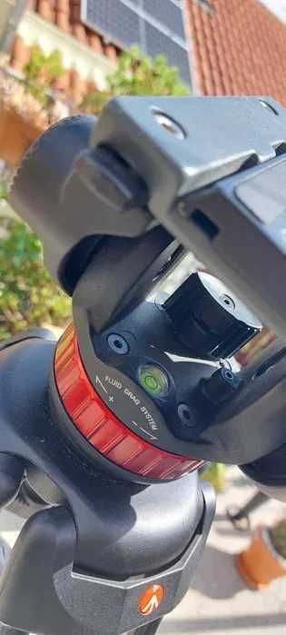 Tripé profissional Manfrotto 546B com cabeça fluída MVH502A