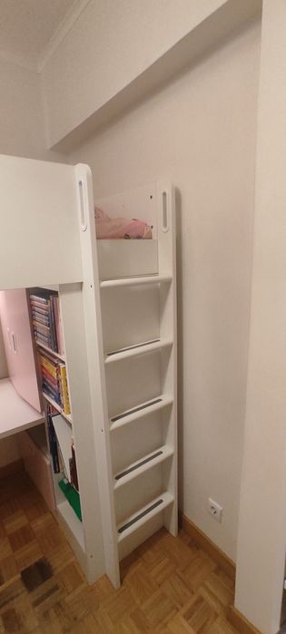 Cama alta com secretária