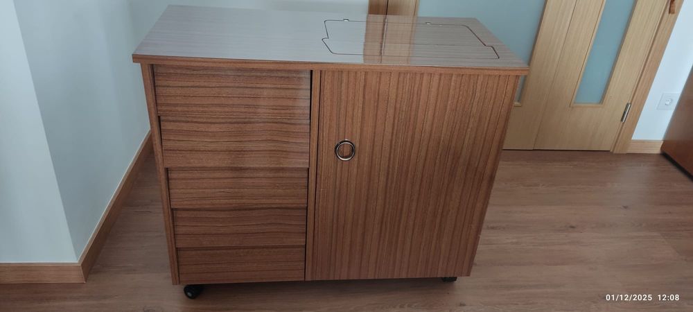 Mesa de costura em ótimo estado