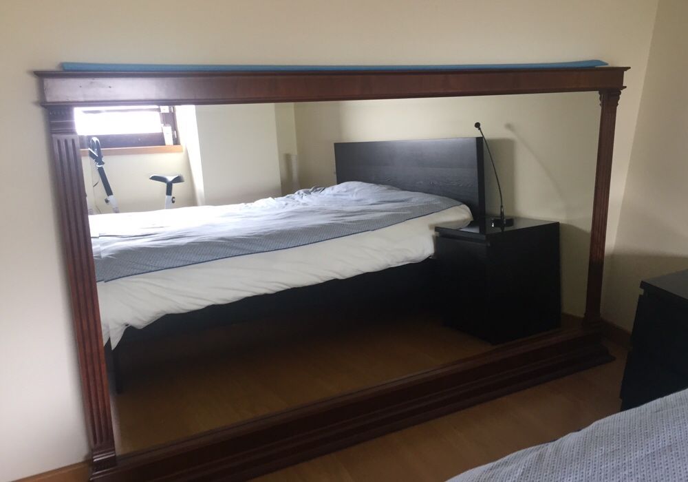 Espelho com moldura em Cerejeira