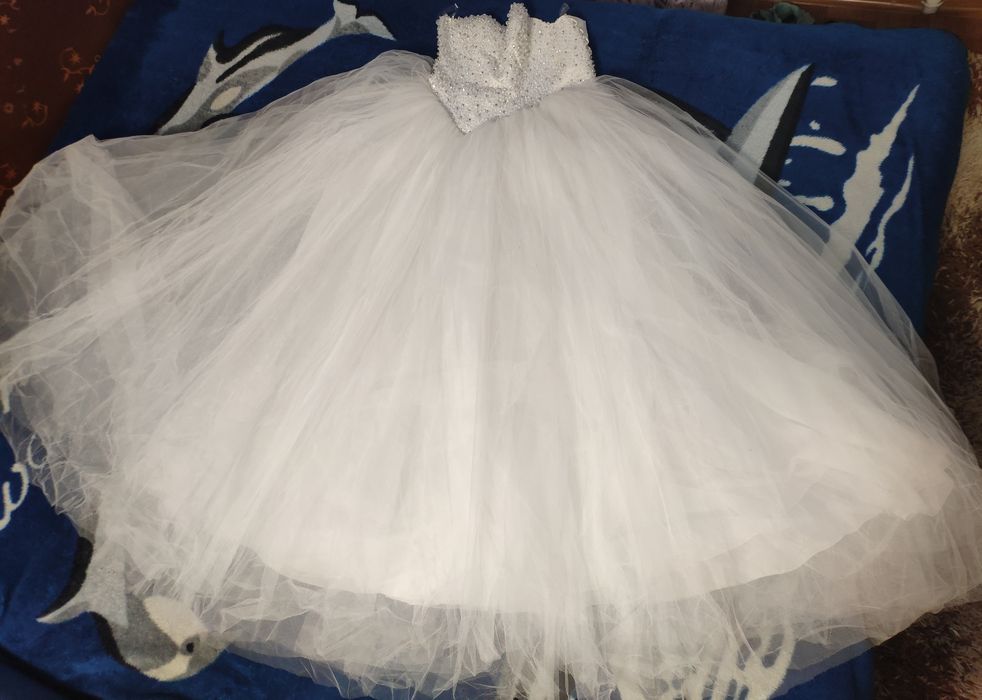 Пишна весілля сукня