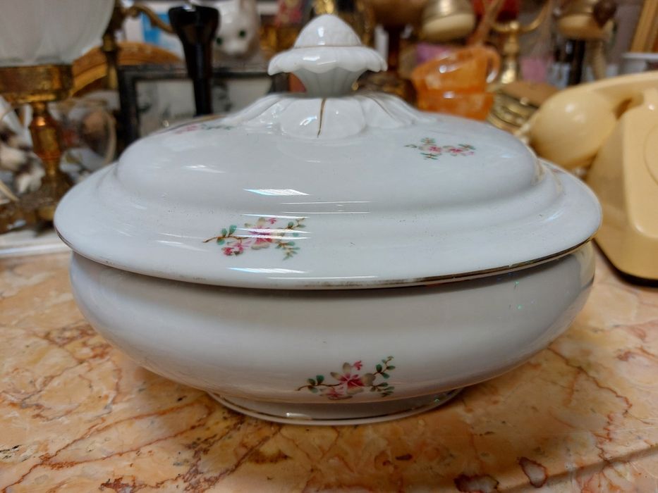 Terrina em porcelana Vista Alegre, impecável.

A peça é decorada com u