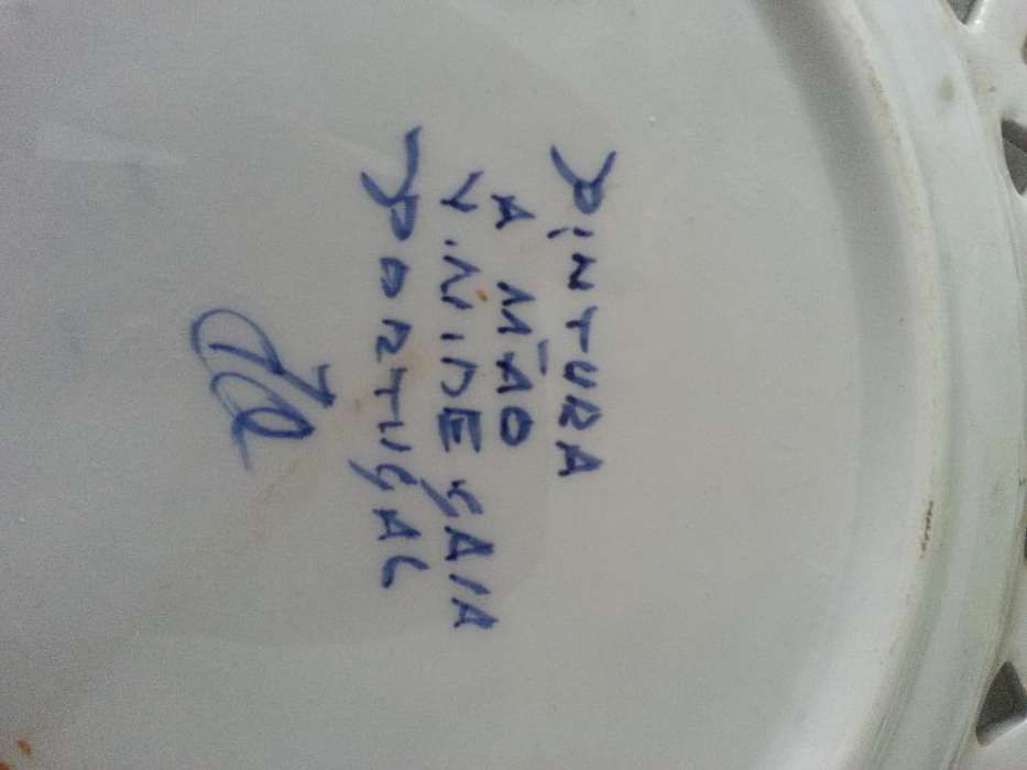 Hand-Painted Medium-Sized Plate424125274732646401