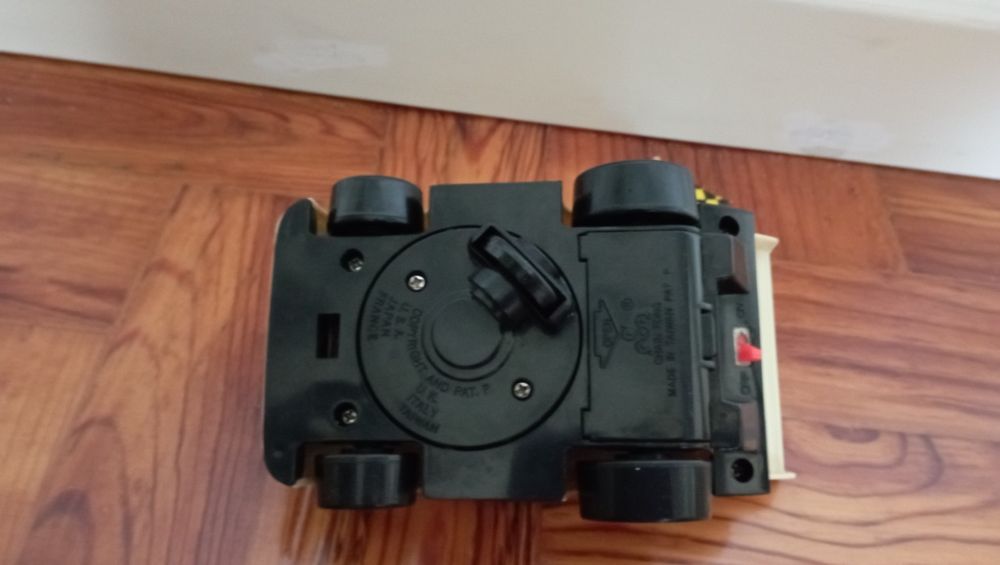 Brinquedo a pilhas carro que anda à roda