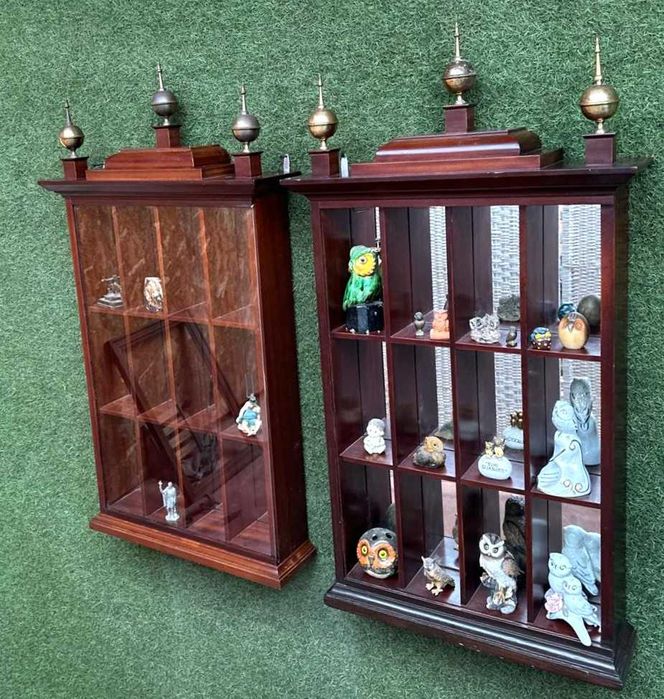 Expositores de coleções, antigos, um com vidro frontal outro sem