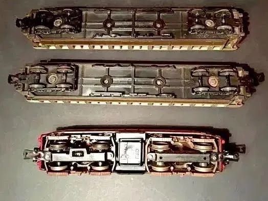 LIMA HO - 1 locomotiva - 2 carruagens - a funcionar - anos 60