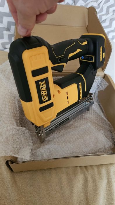 Gwoździarka 18V kompatybilna z akumulatorami dewalt
