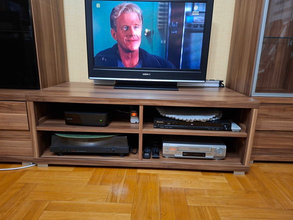 Meble do salonu, w tym stolik RTV