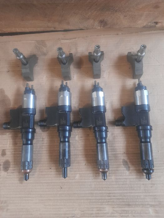 Wtryskiwacze isuzu 4hk1,denso