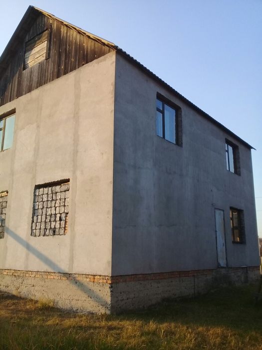 Двоповерховий будинок