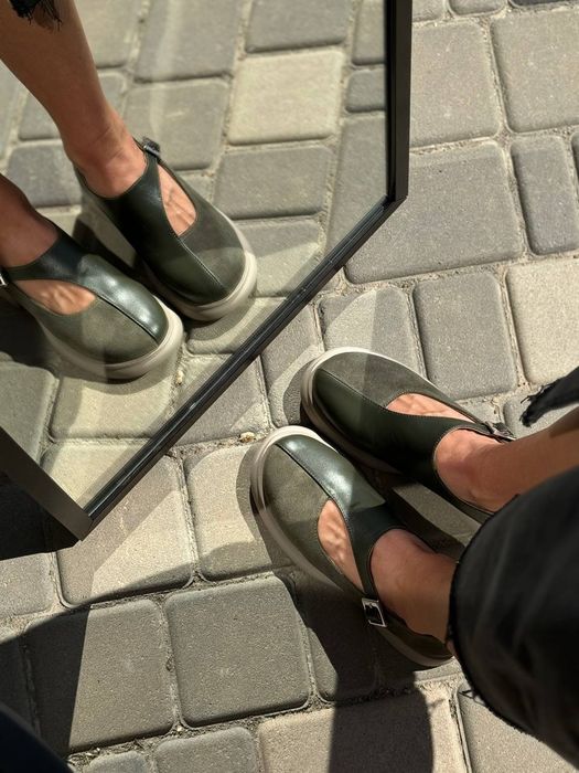 Жіночі шкіряні туфлі в кольорах