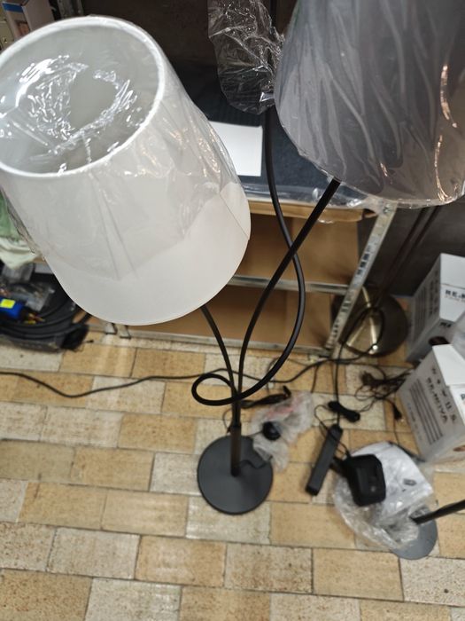 Lampa podłogowa 3 świeczniki E14 małe klosze zakręcona noga