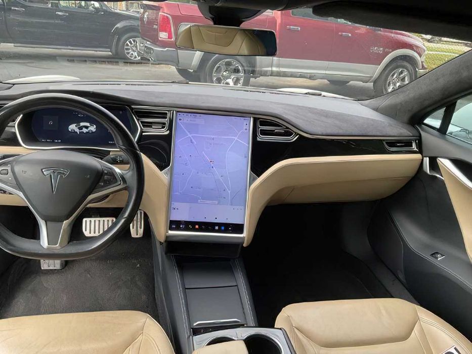 Tesla Model S P85D      2015