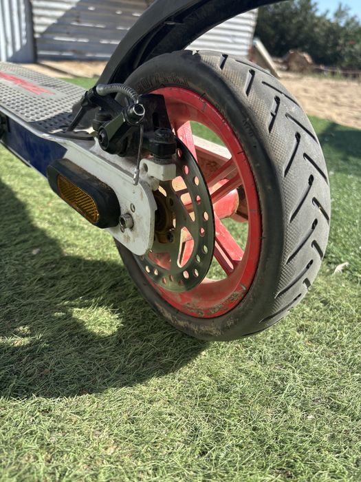 Patinete Elétrico Aprilia eSRZ 350W – Branco e Preto