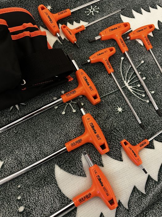 Beta - zestaw narzędzi (klucze trzpieniowe, wkrętaki, szczypce i pas)