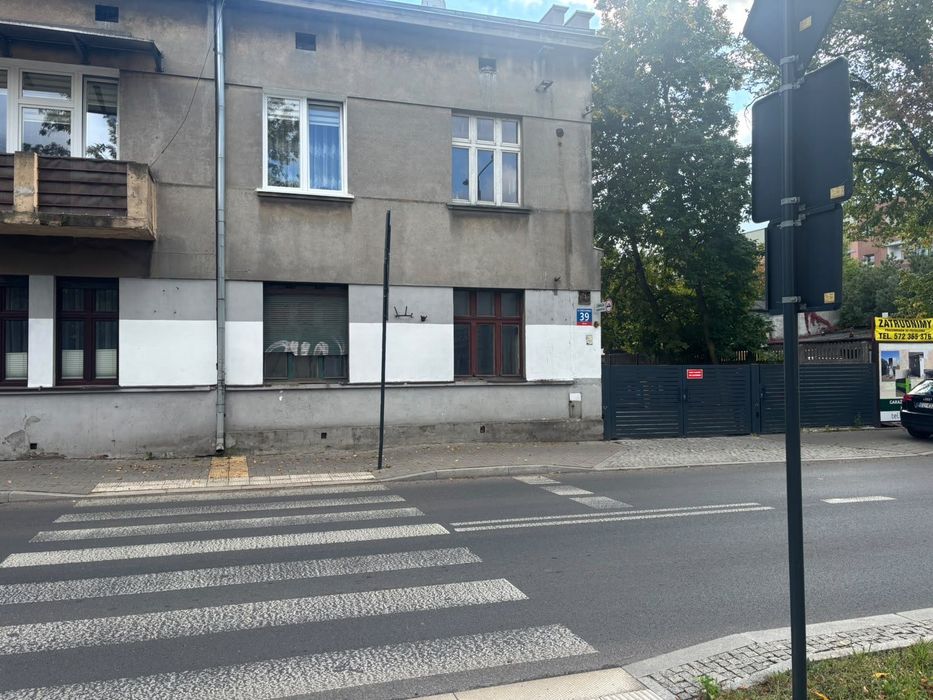Przytulne mieszkanie w kamienicy 39m2 z komórką lokatorską oraz parkingiem do remontu.
