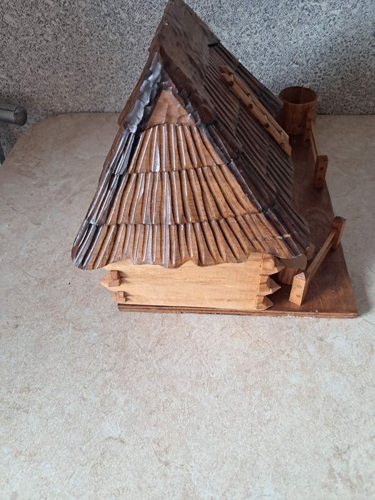 Деревянный гуцульский домик-шкатулка, резьба по дереву.