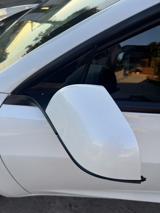 Ліве дзеркало Tesla model 3 з дефектом