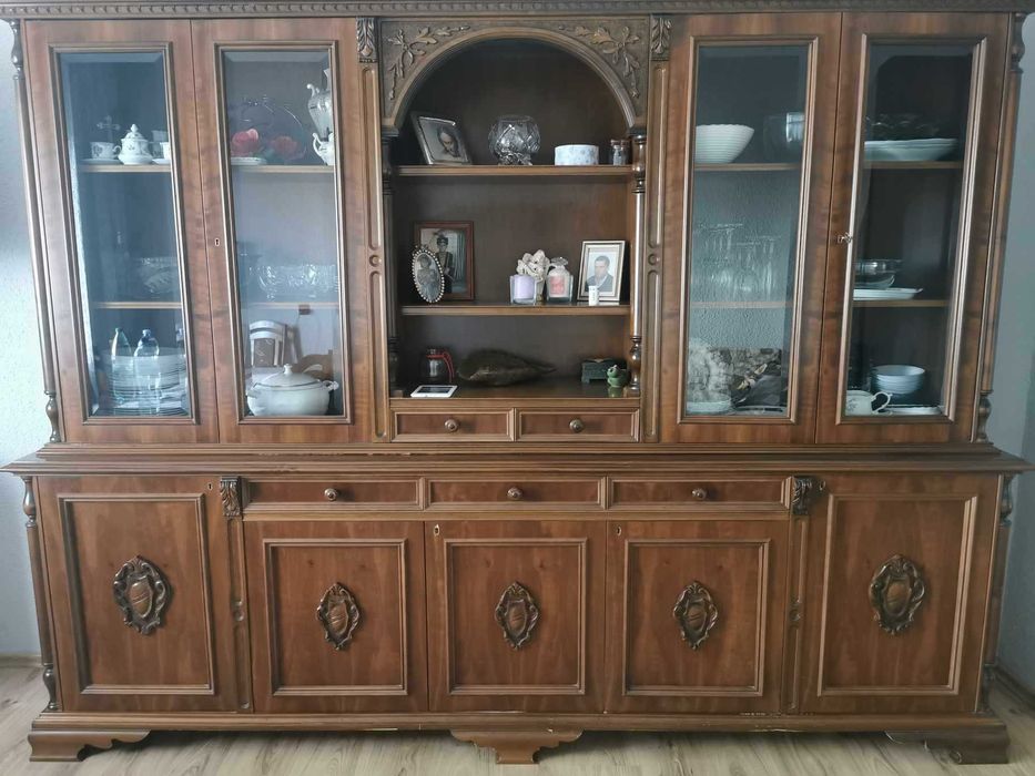 Antyki - witryna i stół z krzesłami