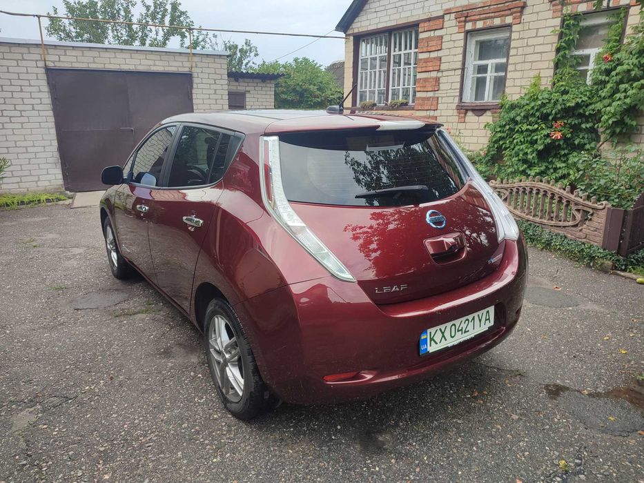 Автомобіль Nissan leaf