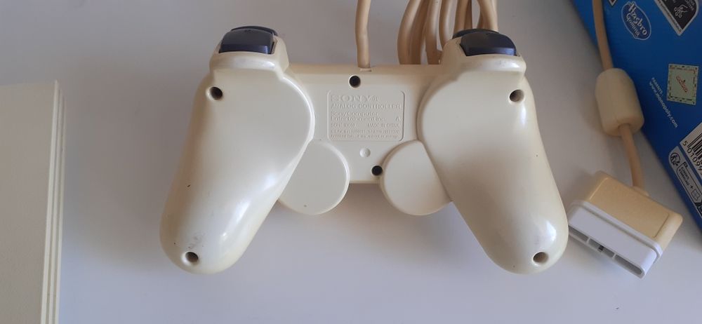 Ps2 branca (amarelada) com comando e cartão de memória