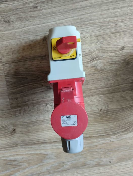gniazdo z wtyczka 400v i gniazda 16A 400v